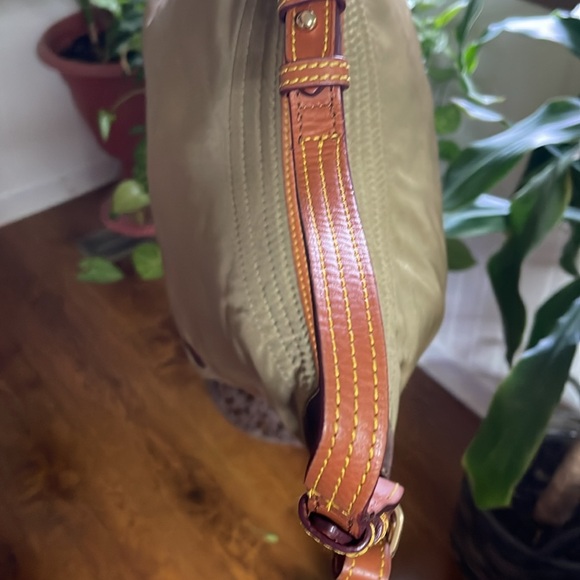 Dooney and Bourke nylon hand bag. - Picture 6 of 10